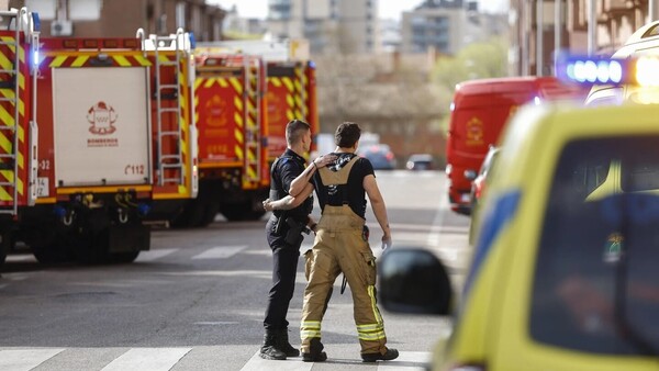 Dos bomberos muertos por el incendio de un coche eléctrico en un garaje en Madrid