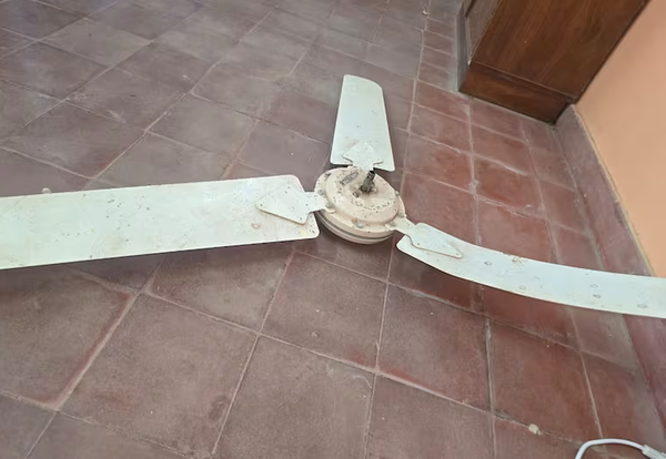 Dos alumnos resultaron golpeados tras la caída de un ventilador en Tebicuarymí - Noticiero Paraguay
