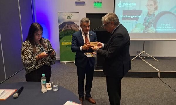 UNE participa de encuentro académico de cooperación con Costa Rica