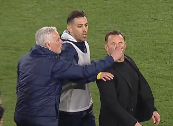 Versus / ¡Una más de "Mou"! Agarró de la nariz al DT del Galatasaray tras perder el clásico