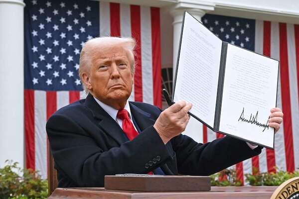 Trump impone un arancel global del 10 % y más gravámenes a algunos países - Mundo - ABC Color