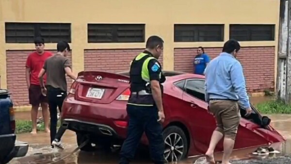 Dos vehículos caen en un enorme "cráter" en Zeballos Cué y la calle queda clausurada