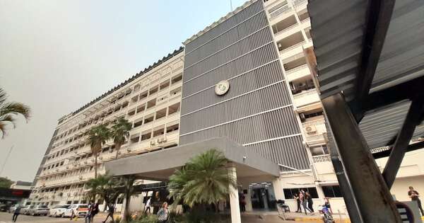 La Nación / Asegurados del IPS se quedaron atrapados en ascensor por una hora