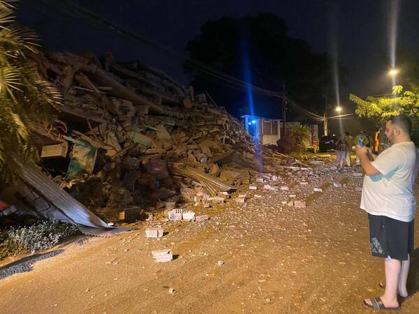 Encarnación: edificio en construcción se derrumba y habría dos personas atrapadas - 1000 Noticias