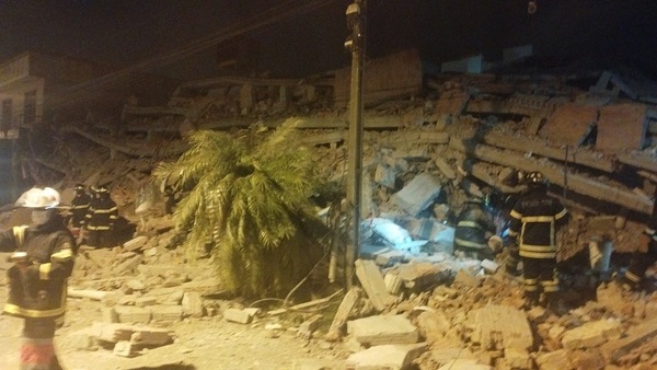 Derrumbe de un edificio en construcción en Encarnación deja 2 mujeres desaparecidas