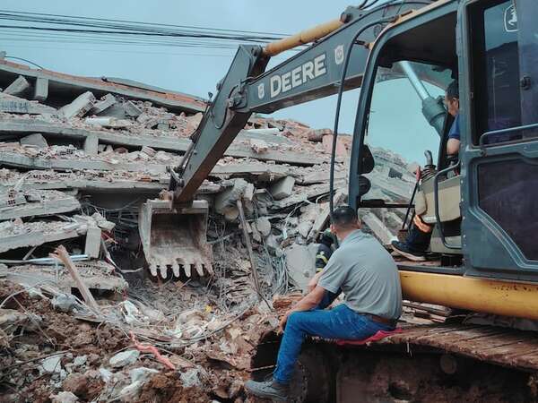 Derrumbe en Encarnación: edificio habría sido habilitado para cinco plantas y tenía ocho, según concejal - Policiales - ABC Color