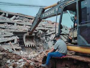 Derrumbe de edificio en Encarnación: bomberos confirman una persona fallecida - Nacionales - ABC Color
