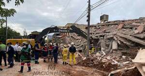 La Nación / Derrumbe en Encarnación: hallan un cuerpo y buscan a otra víctima