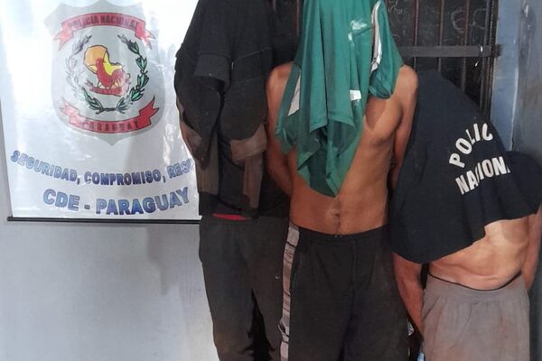 Vecinos atrapan y garrotean a delincuente