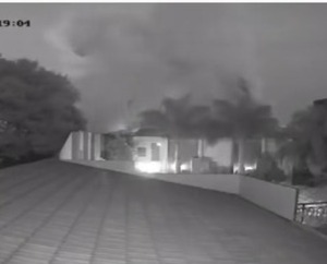 Hallan cuerpo bajo los escombros de edificio