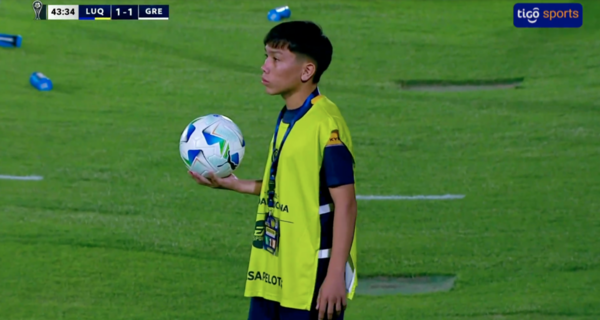 Versus / Como contra Cerro: Luqueño le hizo un gol a Gremio con ayuda del pasapelotas
