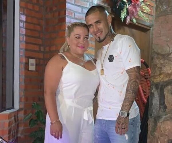 Doña apoya a su esposo pelotero: “Las turbulencias no significan que el avión se va a caer”