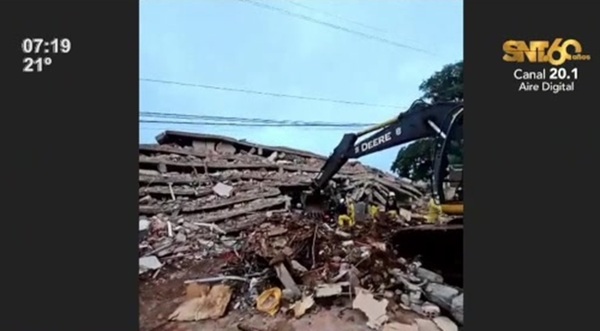 Colapsa edificio en Encarnación: buscan a una abuela y su nieta entre los escombros - SNT