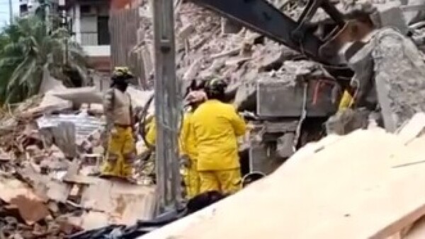 Cuerpos de abuela y su nieta siguen atrapados bajo los escombros de un edificio