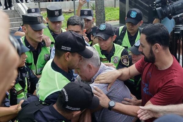 Denuncia contra manifestantes: comisario alega que policías resultaron con lesiones - Nacionales - ABC Color