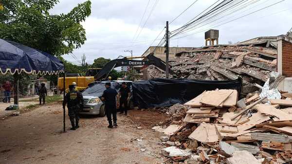 Comuna de Encarnación aclara que edificio derrumbado contaba con permisos y anuncia peritaje