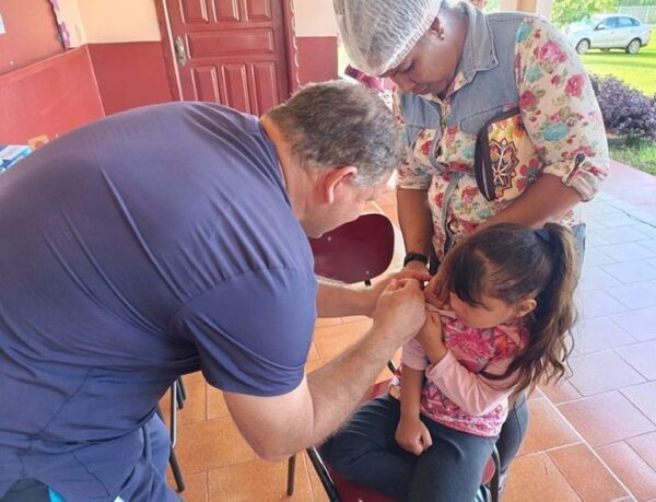 Inspección médica y vacunación a más de 450 estudiantes en Alto Paraná