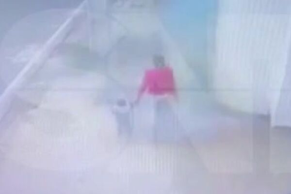 De milagro: Explota registro de la ANDE frente a un niño y su niñera en Asunción - SNT