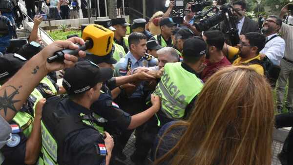 Fiscalía investigará a manifestantes que fueron reprimidos durante homenaje a Rodrigo Quintana