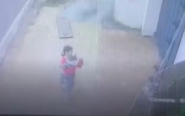 Registro subterráneo de la Ande exploto y casi lesiona a un niño y su niñera - Noticiero Paraguay