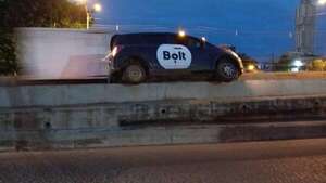 Un segundo de desatención: conductor del Bolt subió al cordón central de Santa Teresa - Nacionales - ABC Color