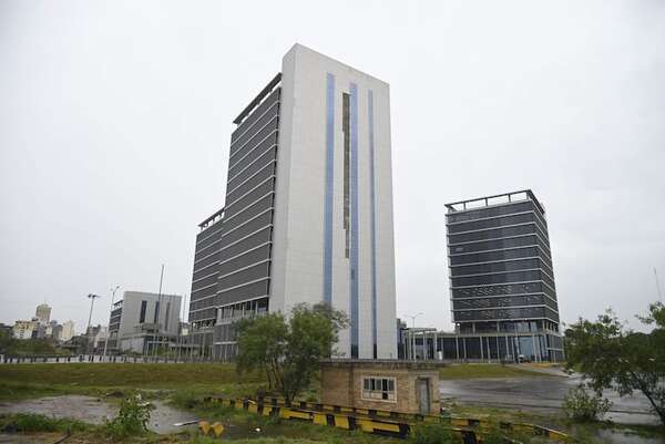 Adjudicación de Itaipú para mobiliario de oficinas de Gobierno: “Somos desechados”, cuestiona gremio de madereros - Economía - ABC Color