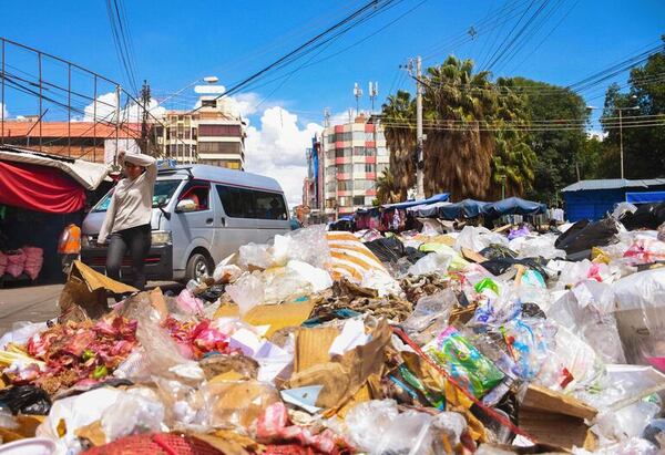 Toneladas de basura se acumulan en las calles de Cochabamba, Bolivia - Ciencia - ABC Color