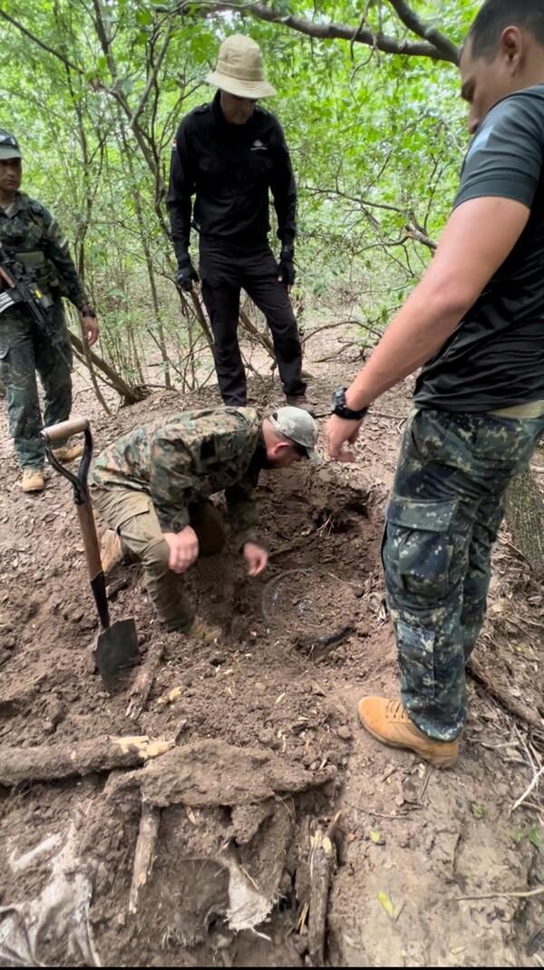 Durante la búsqueda de Urbieta, encuentran un depósito subterráneo - trece