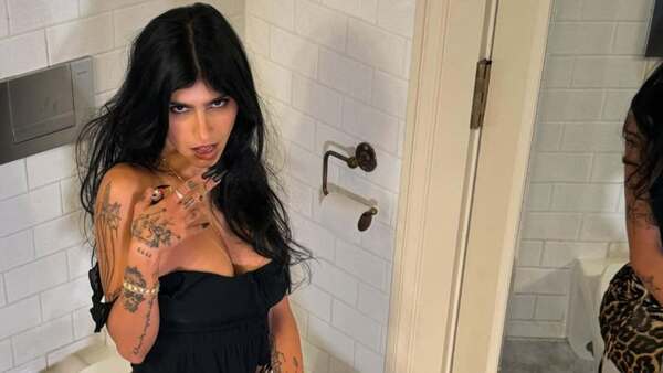La popular modelo y ex actriz porno Mía Khalifa abre el desfile de Dominnico en España