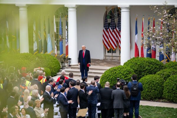 Aranceles de Trump llevar谩n al fin del liderazgo econ贸mico de EE.UU., dice el WSJ