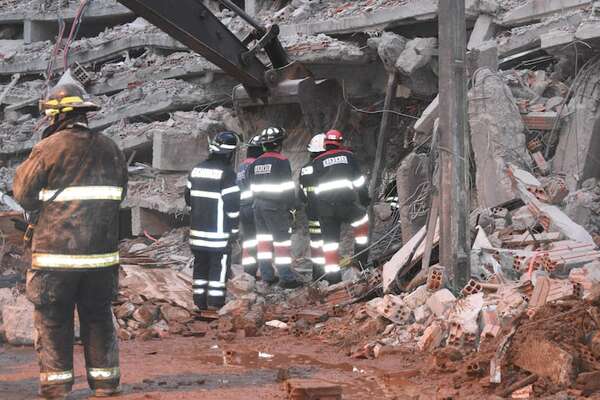 Conforman equipo fiscal para investigar derrumbe fatal de edificio en Encarnación - Nacionales - ABC Color