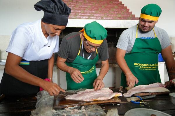 Emprendedores de Ayolas se capacitan en la manipulación, procesamiento y presentación de alimentos a base de pescado - Nacionales - ABC Color
