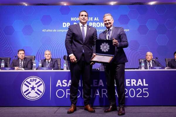 Distinciones, aprobación de la gestión y mención de Alfaro, en la asamblea de la APF - Fútbol - ABC Color