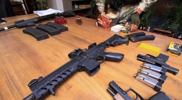 ¡Vergonzoso! Cuatro polis y un civil presos por robo de armas