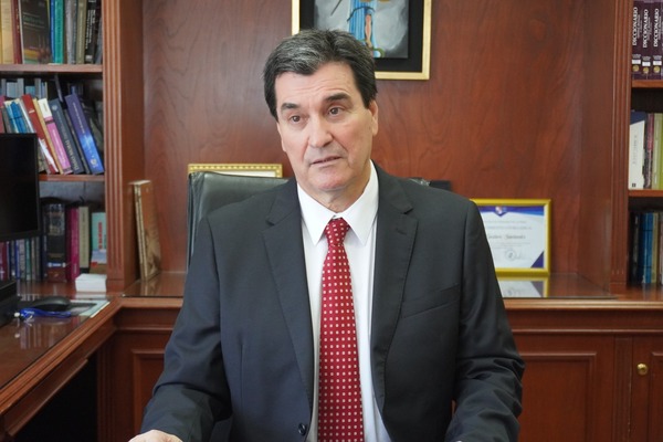 “En materia penal, en nuestro país está prohibido litigar en ausencia”