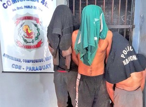 Vecinos reducen a golpes y entregan a tres presuntos ladrones a la Policía - La Clave