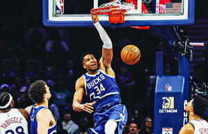 Versus / Giannis Antetokounmpo se roba el show en triunfo de los Bucks sobre Sixers