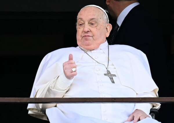 Papa Francisco continúa mejorando mientras sigue su “aislamiento” - Mundo - ABC Color
