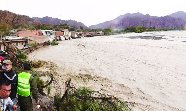Inundaciones: Preocupante situación de carboneros de Puerto Casado que llevan dos meses sin trabajar