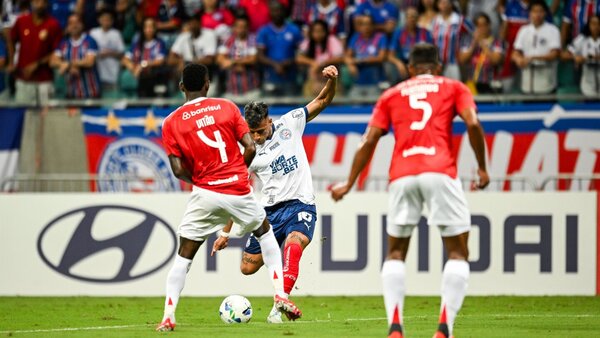 Bahía e Internacional empatan en un partido frenético
