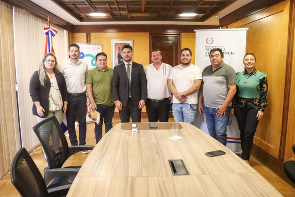 MINISTRO DE LA NIÑEZ RECIBE A INTENDENTE DE TRINIDAD PARA FORTALECER PROGRAMAS DE APOYO