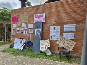 Universidad Católica: estudiantes denuncian que dan clases en el piso por falta de sillas y aulas - Nacionales - ABC Color