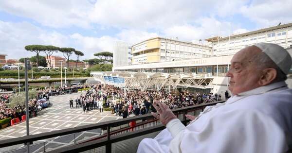 La Nación / El papa Francisco “presenta ligeras mejoras” y se espera una aparición pública el domingo