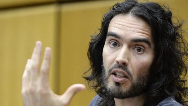 El actor británico Russell Brand, acusado de violación y agresión sexual contra cuatro mujeres
