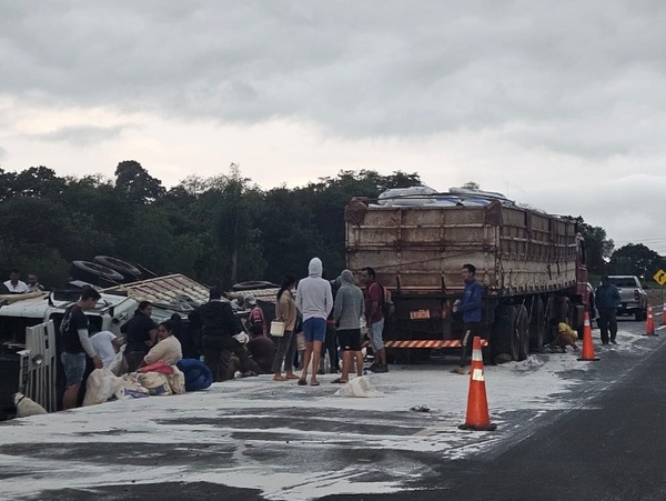 Se volvió costumbre: rapiñan harina de camión que volcó en Caaguazú - ADN Digital