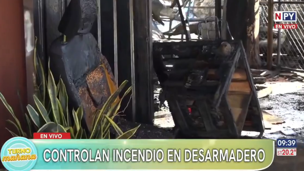 San Lorenzo: Varias partes de vehículos se incendiaron en un desarmadero