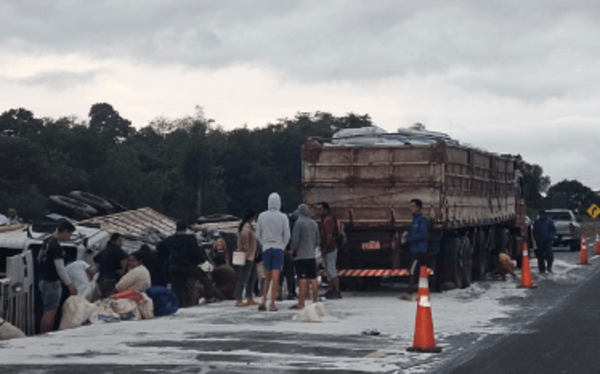 Accidente en la ruta PY02: Tractocamión volcó y dejó toneladas de harina saqueadas por curiosos