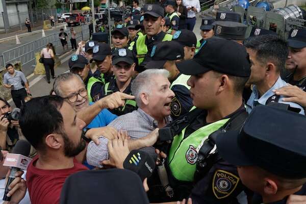 Bloque Democrático repudia represión y acusa a la Policía y a la Fiscalía de pretender instalar “disparatada hipótesis” - Política - ABC Color