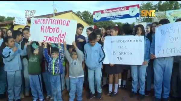 Alumnos y padres toman escuela en Capiatá por falta de docentes - SNT