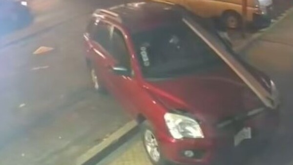 Dejó su camioneta sin el freno de mano y chocó contra una librería